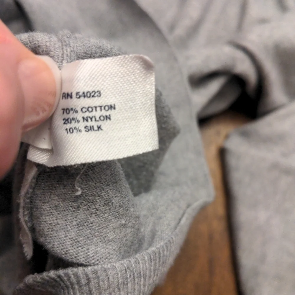 GAP Men’s Medium Gray V-Neck Lightweight Sweater Cotton Silk Blend